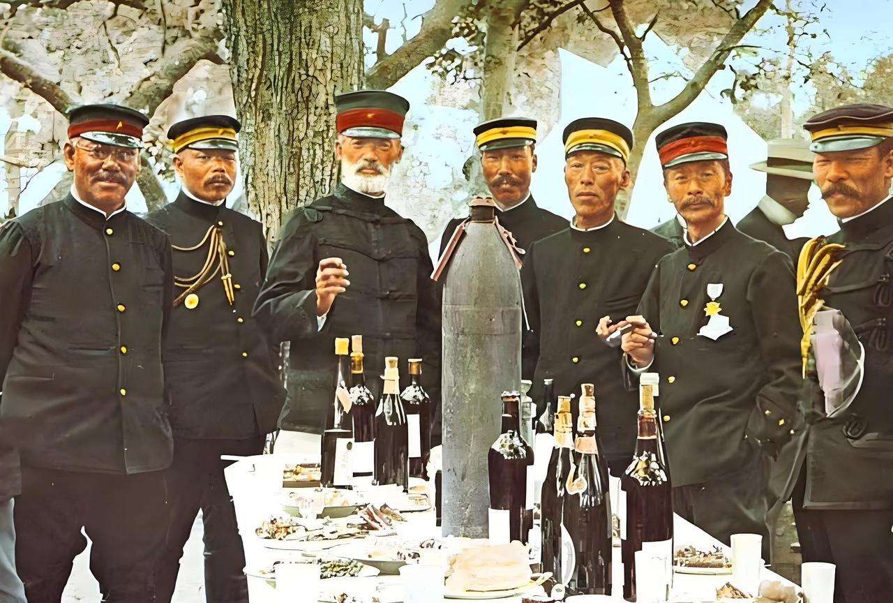 这张照片是1904年日俄战争时期，在中国的日本军队最高层的合影。当时俄罗斯帝国和