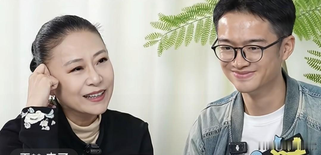 她是东方广播电台《相伴到黎明》首任主持人，也是曾经上海台王牌综艺《智力大冲浪》首