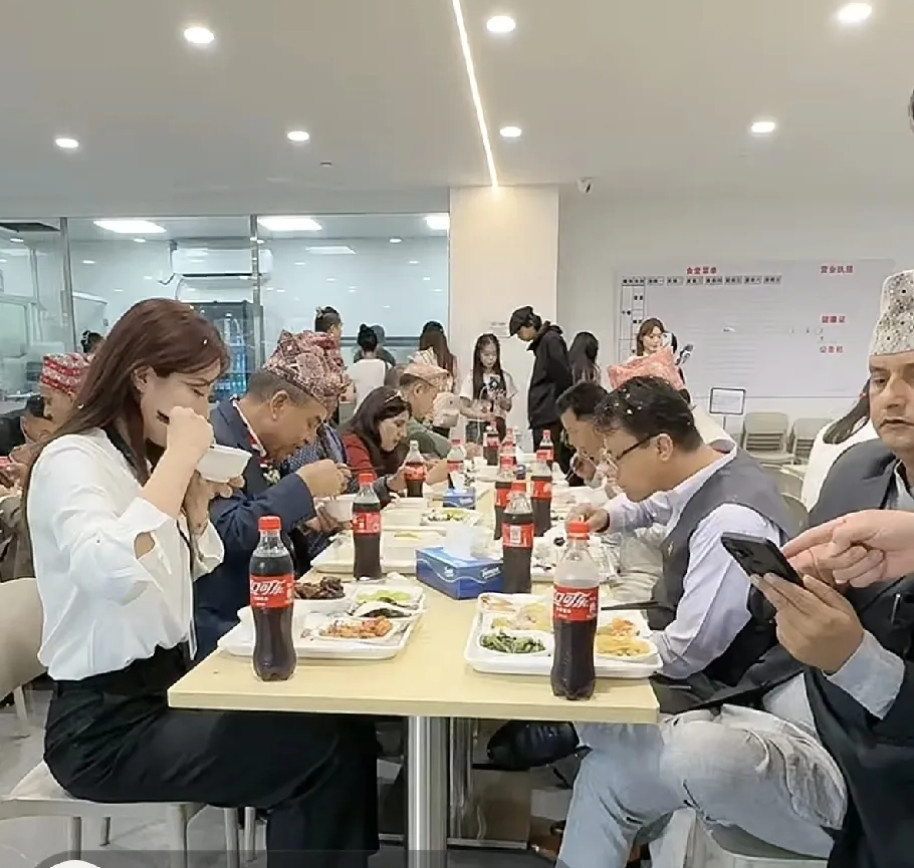 上海1荤2素才10元！来自尼泊尔的友人来到了上海海衫文化吃午饭，这里的饭菜真
