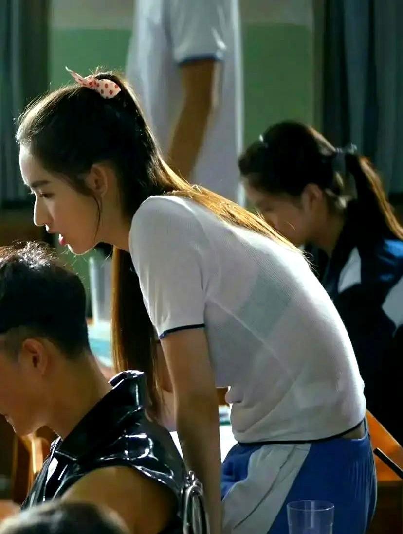 别再信什么“艺术表达”了，那件白衬衫3小时撩来8000万流量，算法早把人性摸透了