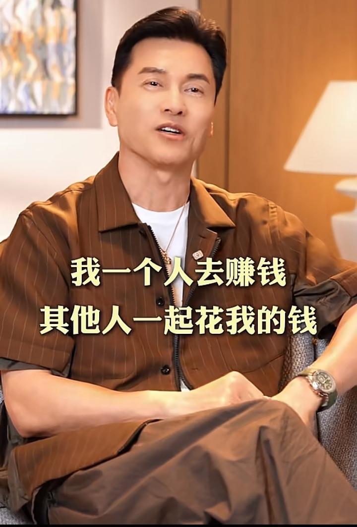 吕良伟说，“我一个人赚钱，其他的人一起花我的钱！最难得的就是我的太太，她也支持我