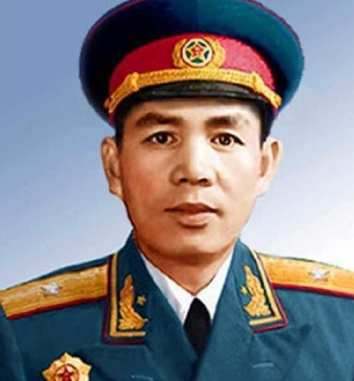 1993年，原广州军区司令丁盛少将夫妇乘坐公共汽车买菜，售票员讲：“老同志，请付