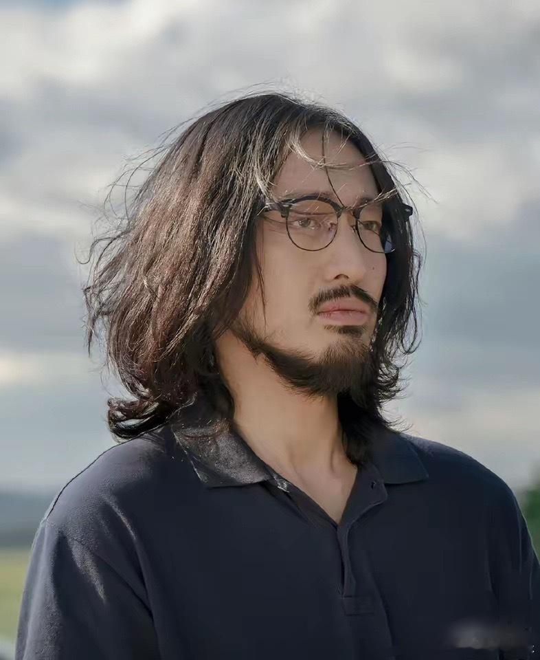 王传君是真聪明！他参加披荆斩棘的哥哥唱歌阶段别人都在找歌演唱，唯独王传君唱了一首