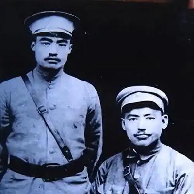1943年，马步芳虚情假意地对着马步青说道：阿哥是大家的长辈，请你领导我们，今后