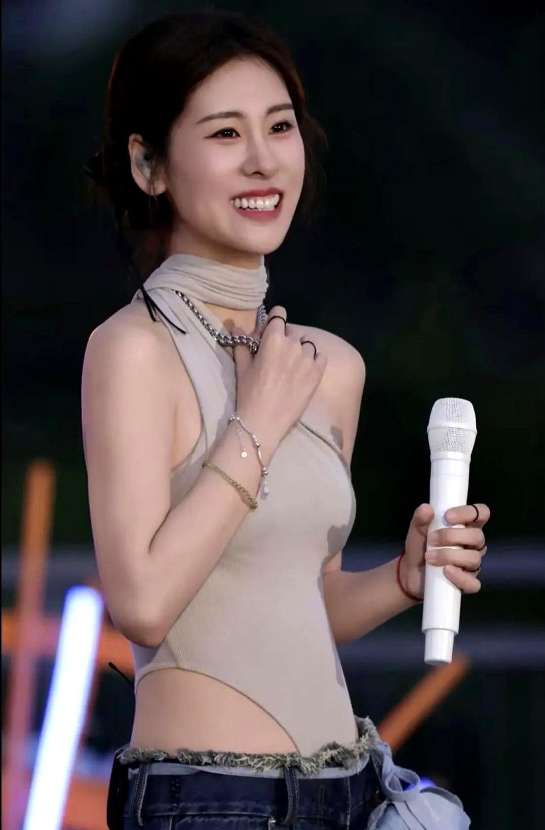 张碧晨这个妆造很难评，造型师要扣奖金。现在明星团队真得长点心吧，上次刷到某红毯