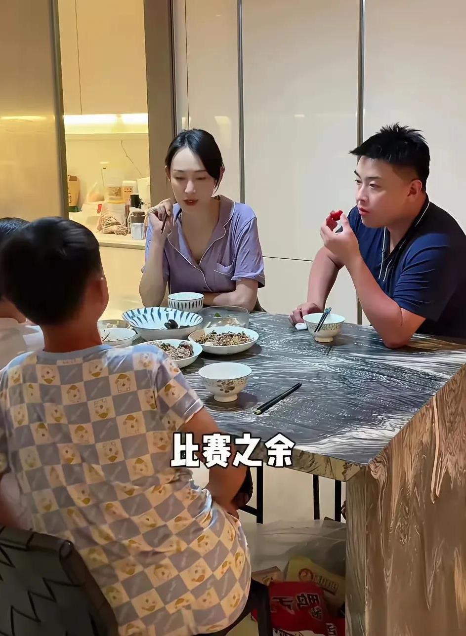 好温馨的一家四口，简简单单几样小菜，家人围坐在一起，享受着一天最美好的时光