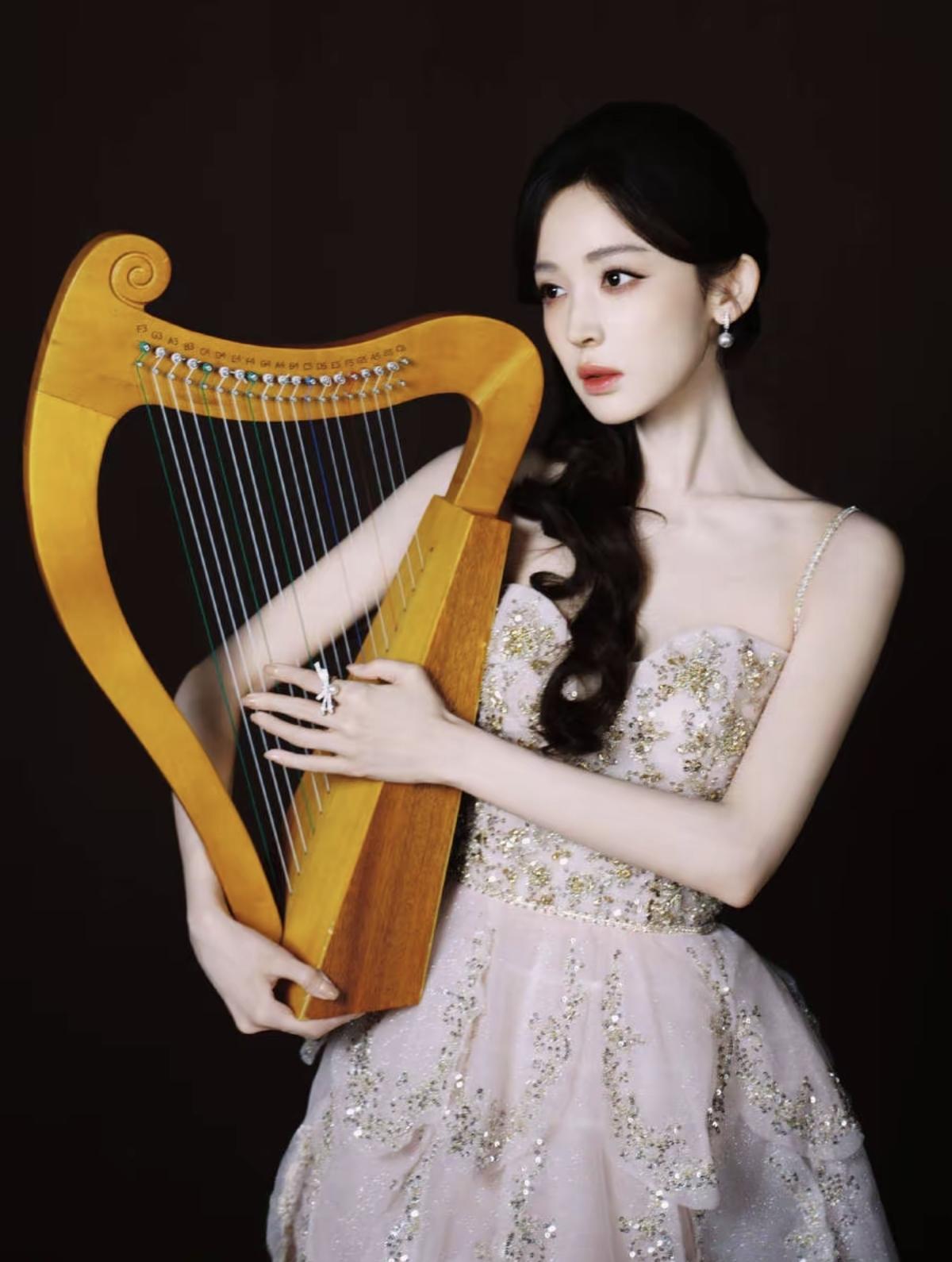 娜扎的美永远自带高光✨粉色纱裙缀满金箔亮片，在镜头下熠熠生辉，这大概就是“人间