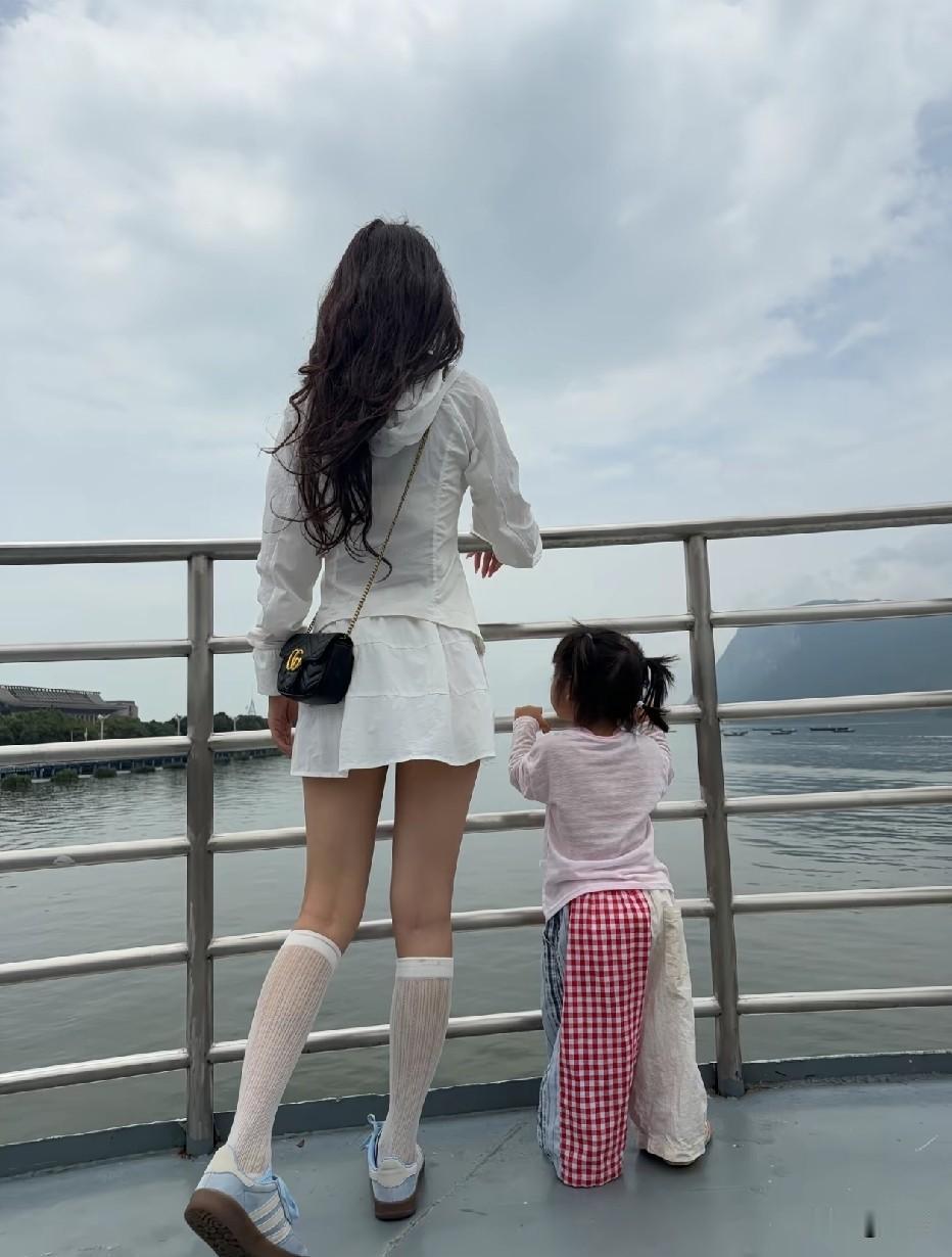 穿这种小腿袜的，我以为都是女大