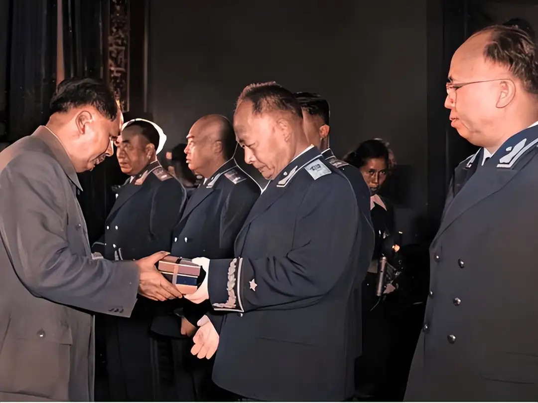 1955年教员给陈毅元帅授衔。老照片​​​