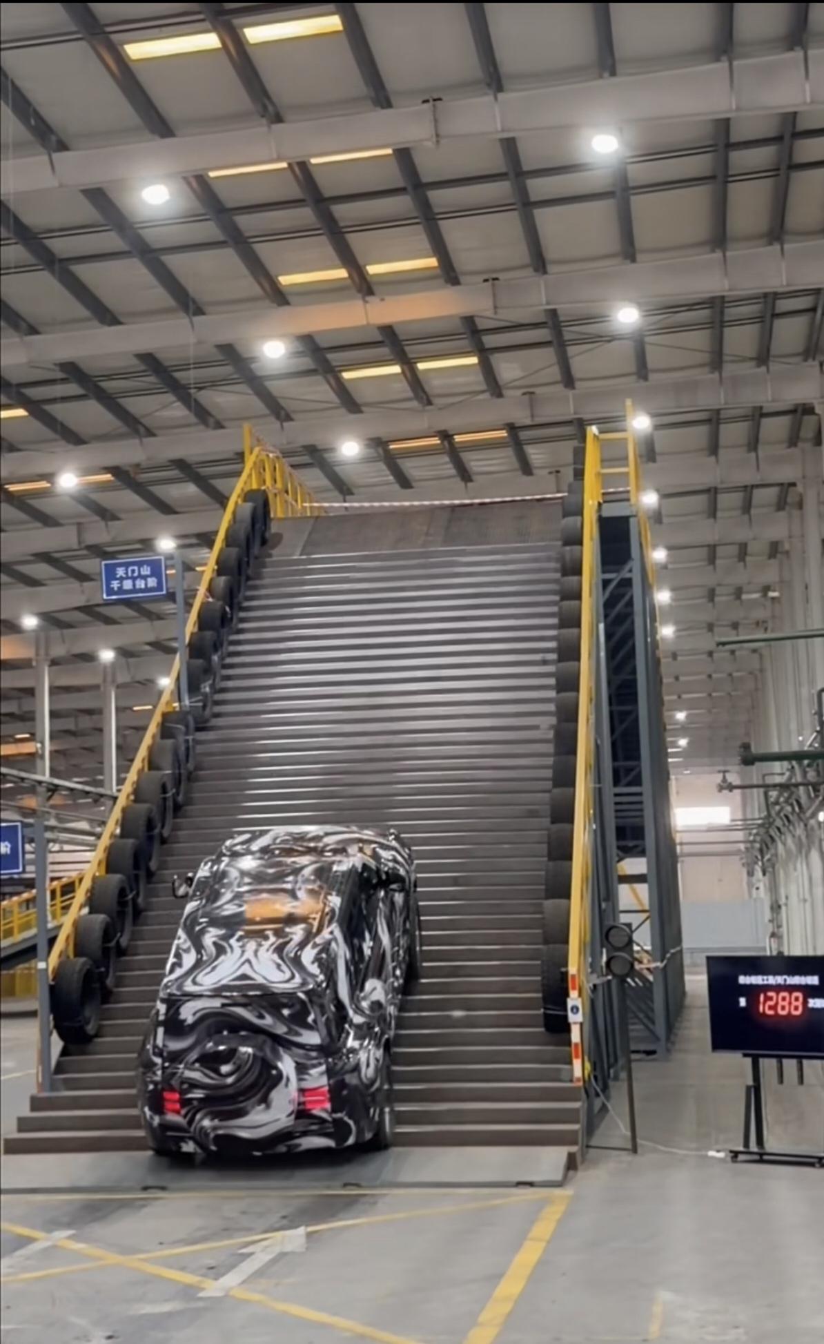 比亚迪把张家界天门山天梯复刻进了厂房，进行极限测试。比亚迪在自家工厂厂房内1: