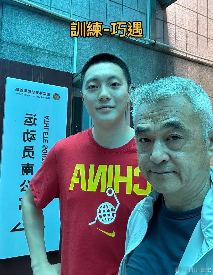 新鲜的胡明轩和徐杰，叶恩老师偶遇在北京集训的中国男篮​​​