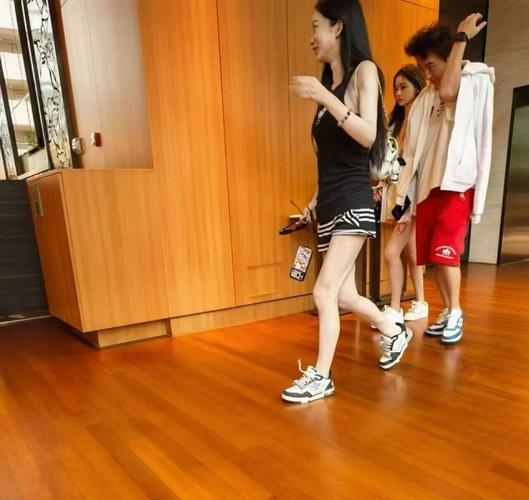 春节期间，王思聪再次现身新加坡，被网友偶遇在克拉码头玩“高空溜溜球”。他身边女伴