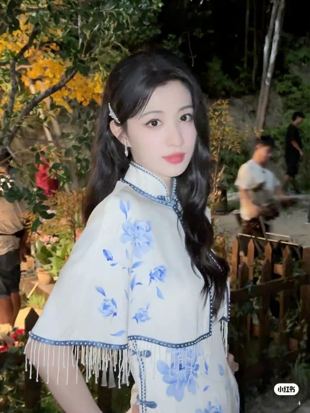 好美好美的王楚然，又暖又明亮，看到她全身都有了力量，还有不到4个小时就能听到你的