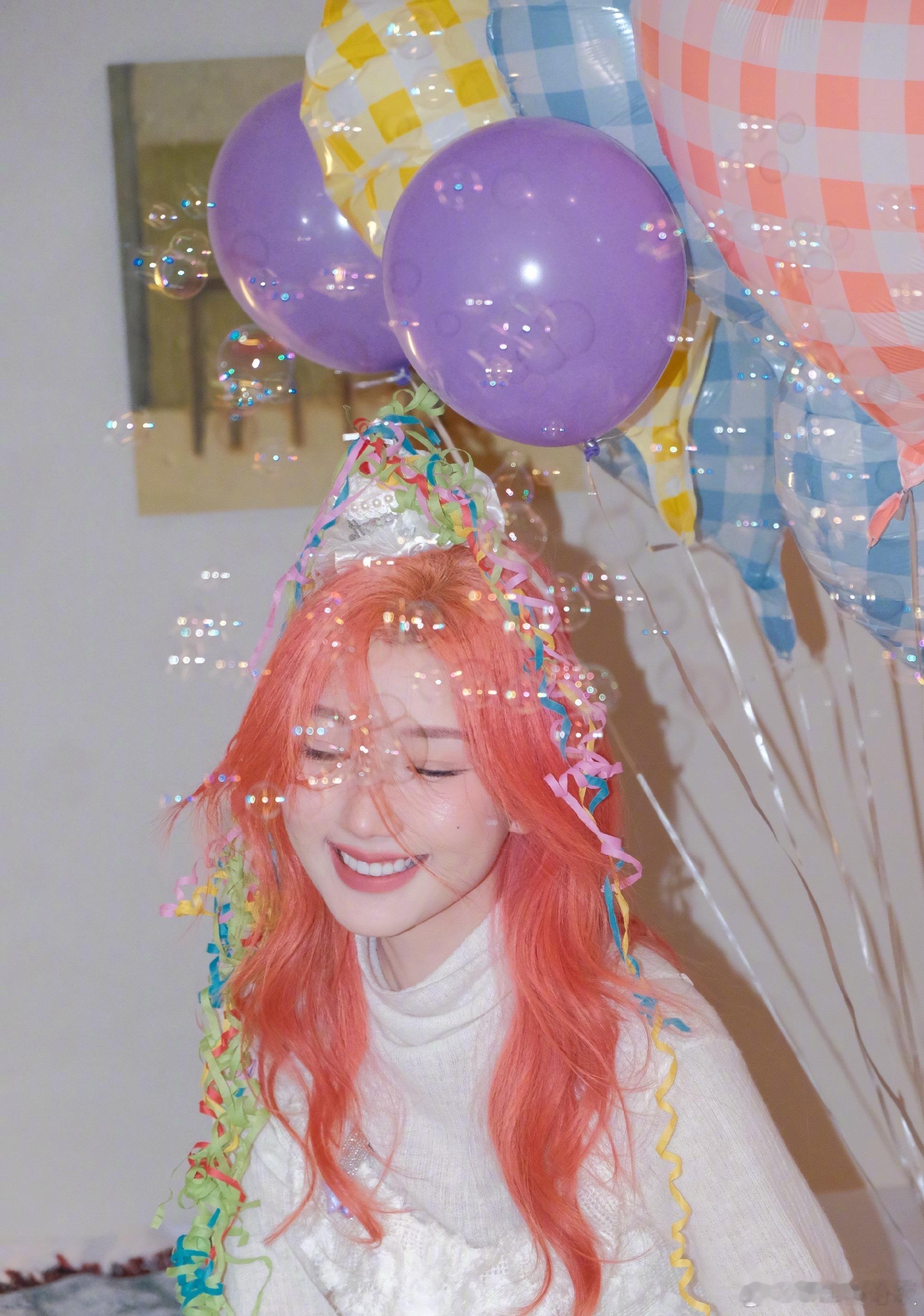 毛晓彤真的染了粉发哇！毛晓彤的粉发太绝了，又纯又欲，活力满满像春日精灵，这颜值