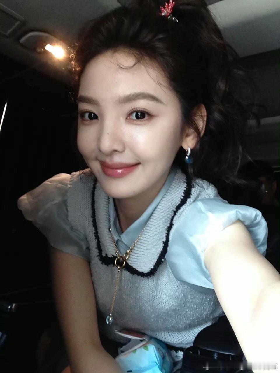 谁懂啊！这才是章若楠甜妹造型的正确打开方式。蓬松羊毛卷扎成高马尾，碎发慵懒又灵动