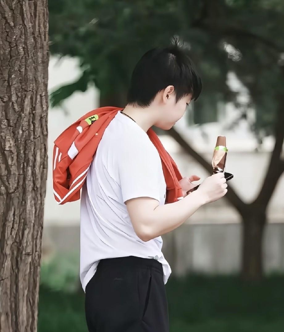 坏了，莎莎又要闯祸了，明知道coco肠胃不好，还带着出去吃冰激凌，很多人