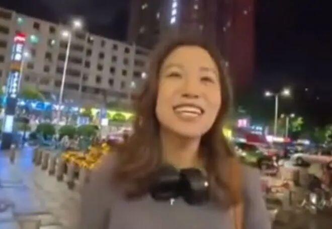 英国网红拍视频炫耀在中国24小时内交到新女友，很可能是摆拍策划！前两天偶然看到