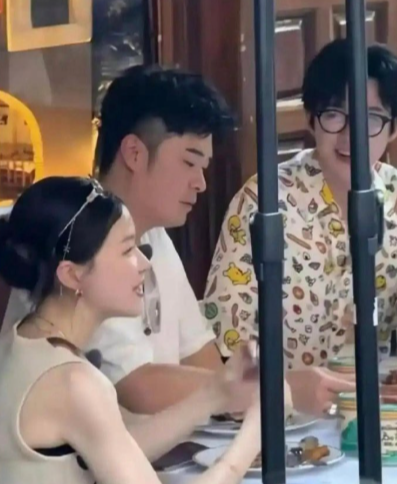 路人镜头下的金靖好美啊，果然，能进娱乐圈，颜值都不会差，不要怀疑任何一张能进娱乐