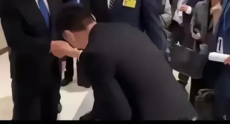 董宇辉曾经说过，媚上必欺下。什么意思呢？就是说，一个人如果面对比他地位高