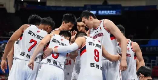 随着中国男篮在亚洲杯取得好成绩，郭士强的执教能力获得了很多球迷的认可，同时也有球