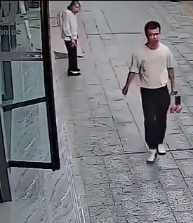 湖南邵阳涉事男子24岁，戴着一副眼镜看上去斯斯文文，走路非常带劲大步流星，手上拿