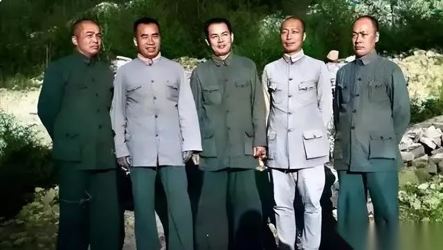 1955年，负责评衔的罗荣桓对着档案叹气，王尔琢和黄公略的资历高得吓人，可惜他们