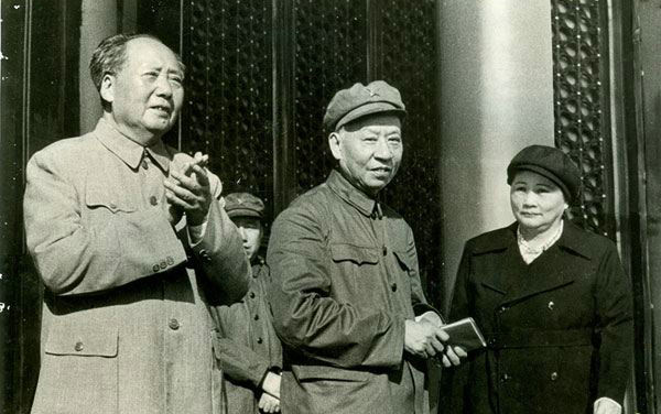 伟人在天安门上[玫瑰][玫瑰][玫瑰][玫瑰]