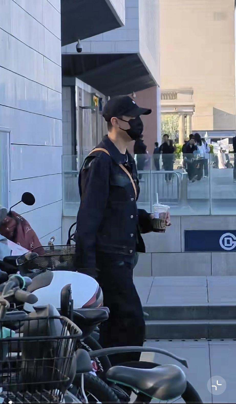 张维伊好搞笑，不戴耳机了，总是捧一杯奶茶!4月5日，有网友在北京街头偶遇到了