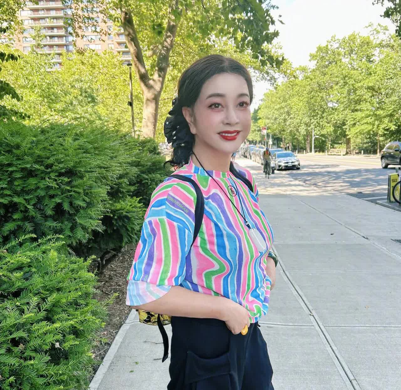 75岁刘晓庆又美出新高度，发微博晒出自己的美照以及书法作品，字好看人也美，真是字