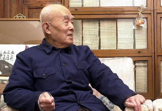 1994年，季羡林的妻子彭德华去世，要4万丧葬费。季羡林对儿子说：“我出2万，你