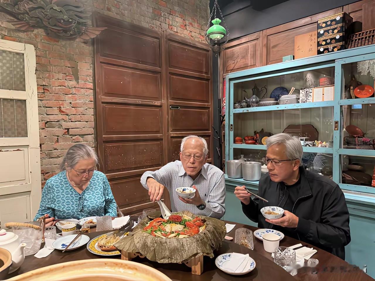 黄仁勋在台北陪96岁高龄的老父亲吃饭，看见父亲这么能吃，表情都变了！[笑着哭]
