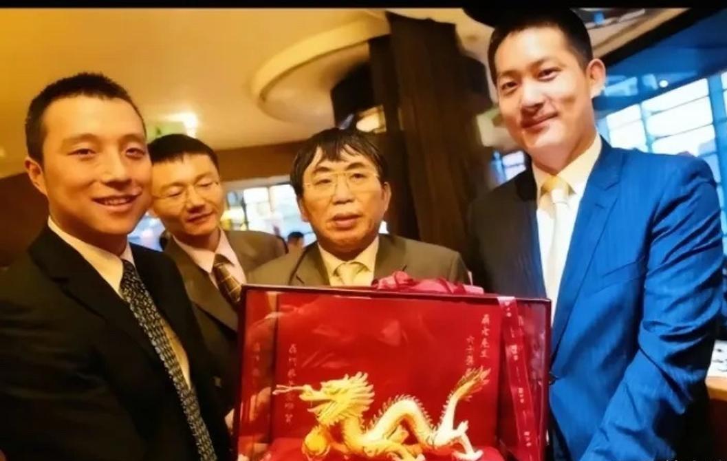 2011年,聂卫平在北京过60岁大寿，弟子古力和常昊代表众弟子为师傅送上1公斤