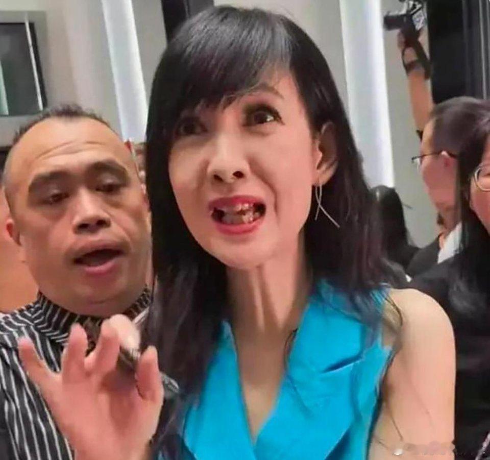 哇塞！周慧敏在佛山西站居然“翻车”啦，牙齿出状况咯。岁月可真是不饶人呐，就算是女