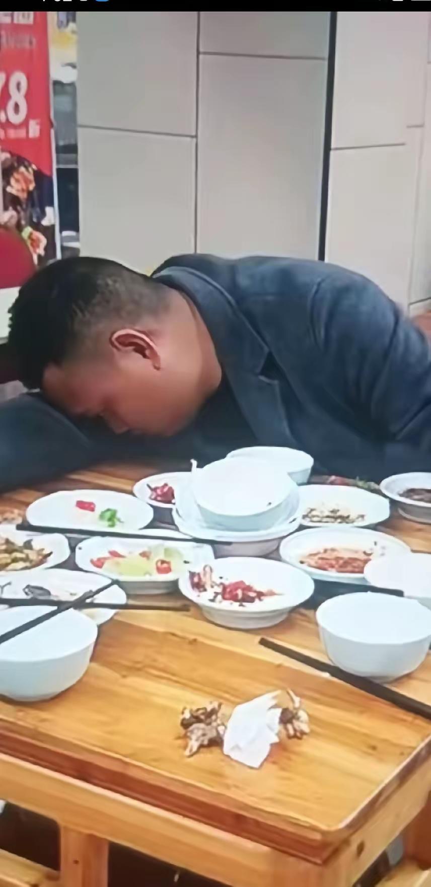 刚才听到一个噩耗。朋友和家人出去聚餐，吃完饭让家人先走，自己起结账，家人就陆续