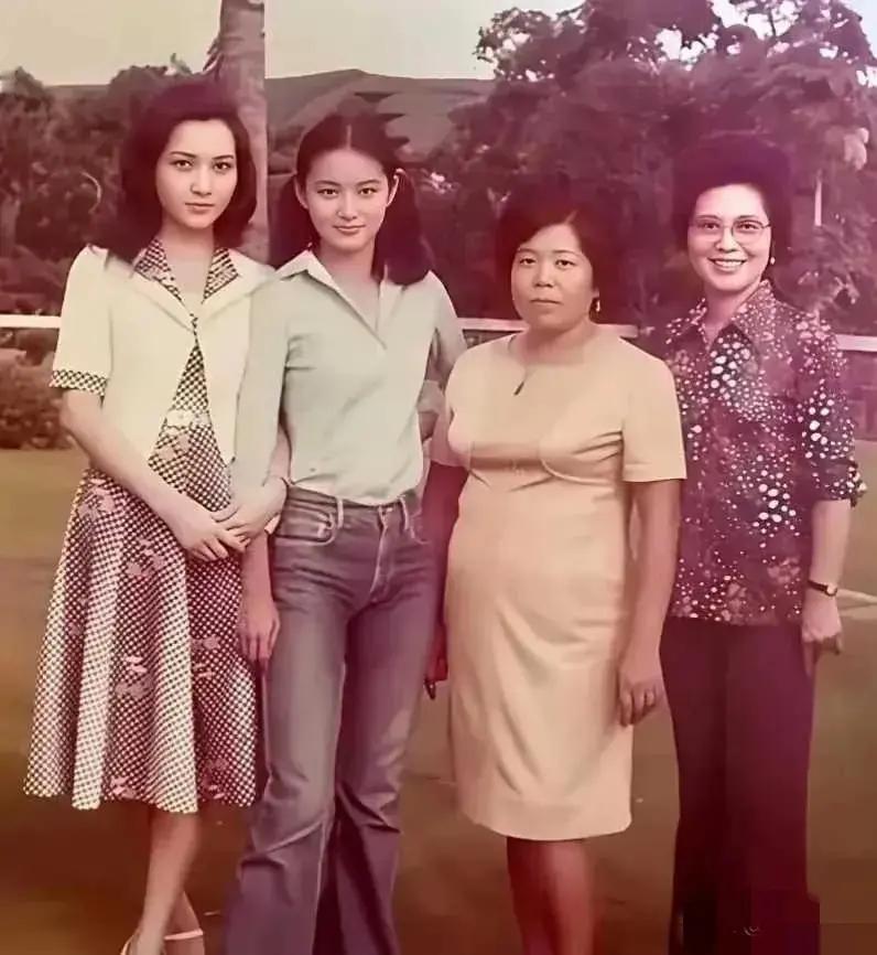 这张老照是一位巨星年轻时候和其他人的合影。你们能找出来她是谁吗人？我有点找不出来