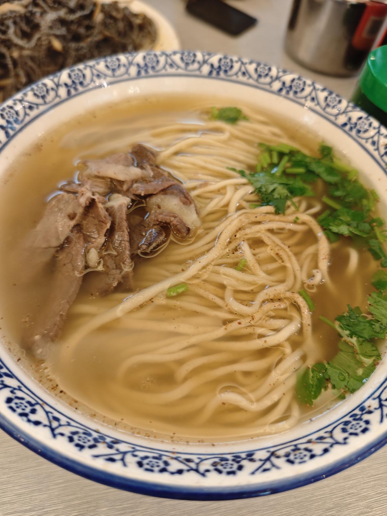 齐齐哈尔市，十二忠手拉面的牛肉面条味道的确不错，一碟凉拌蒜香味牛肚丝，两碗牛肉面