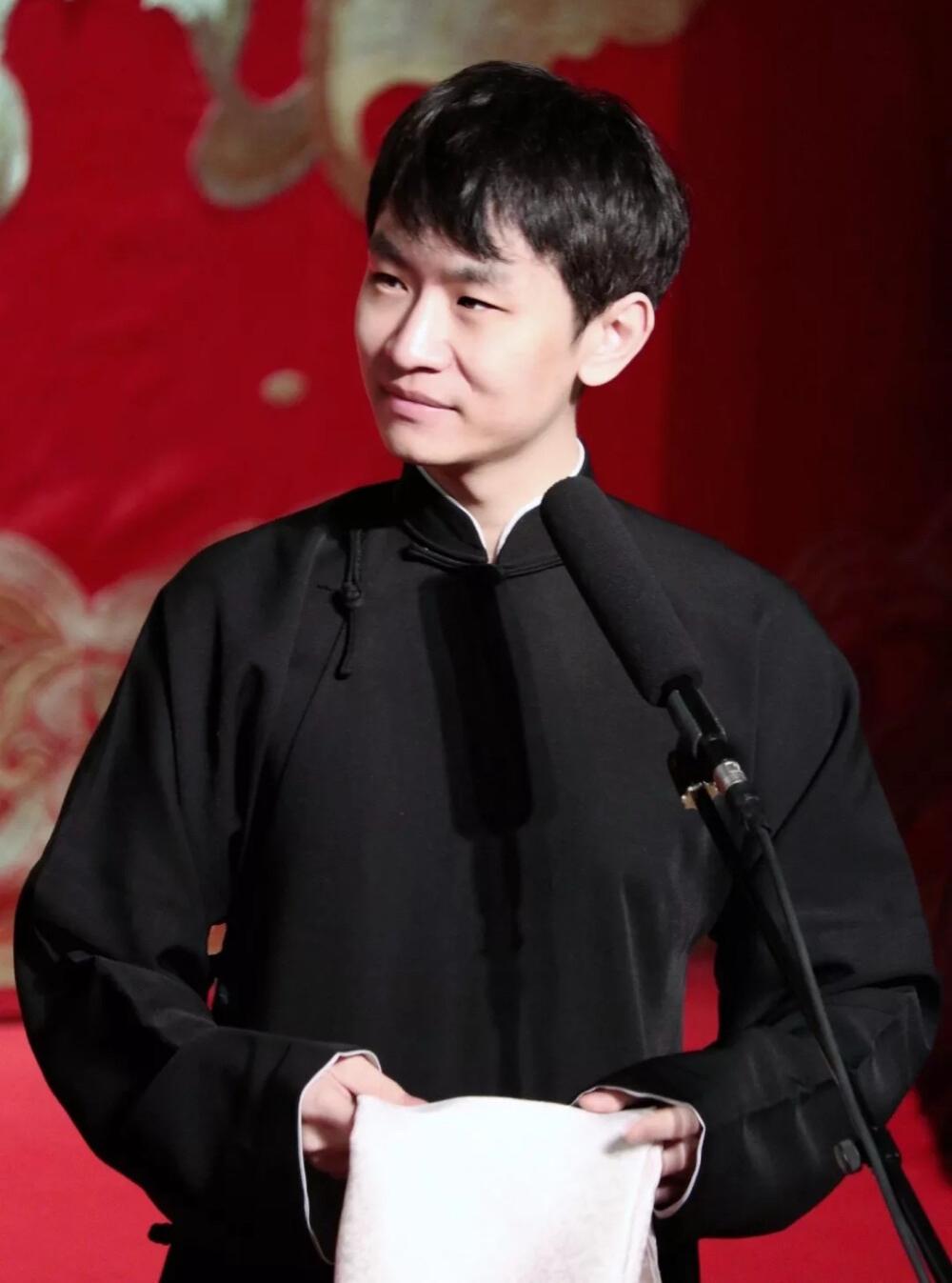 【高峰前徒弟宋艺下场回应搭档郭霄汉，在德云社处境可见一斑！】近日，高峰前徒弟、