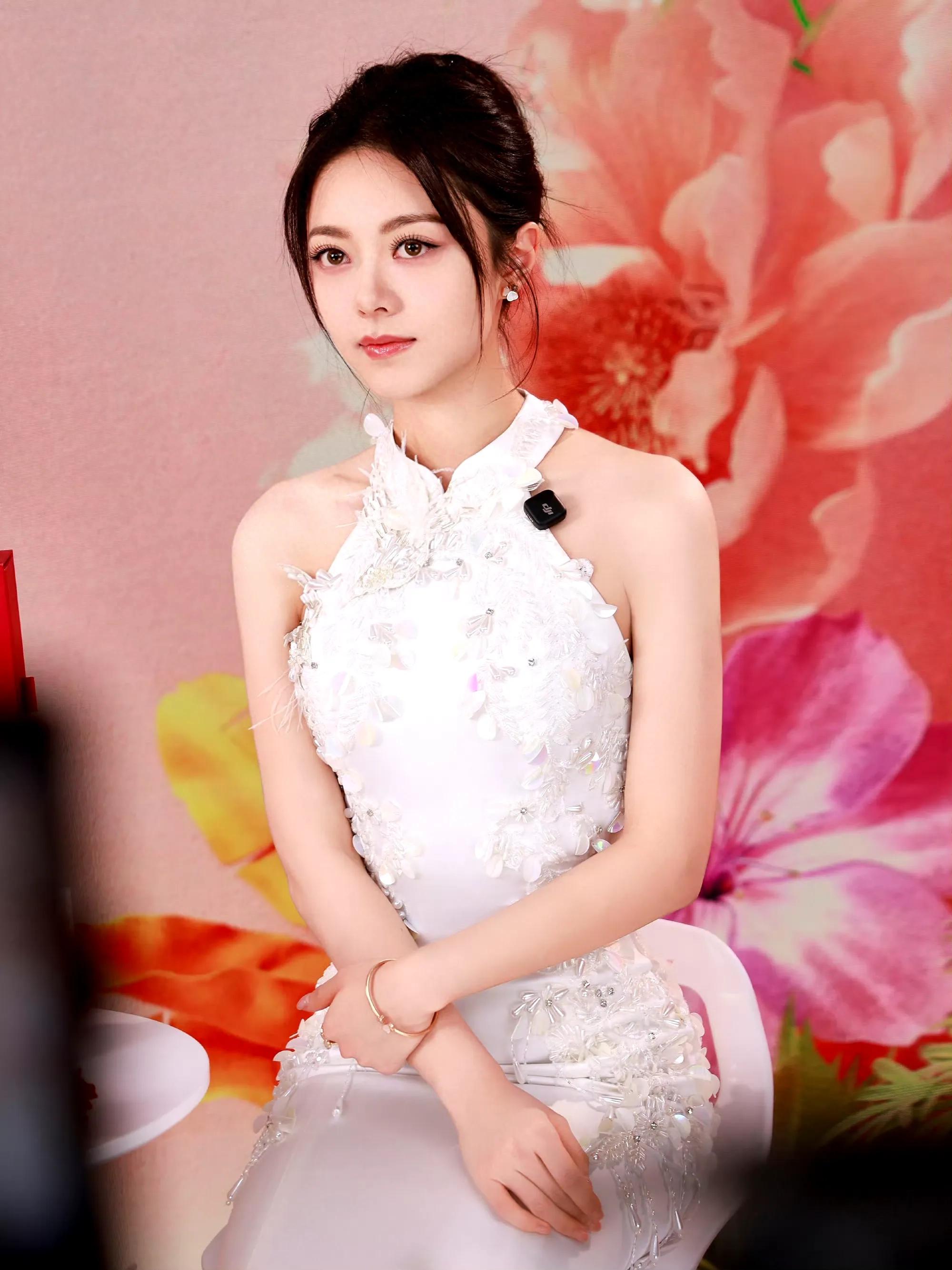 赵今麦青春优雅风采：美得让人心动，让人陶醉！