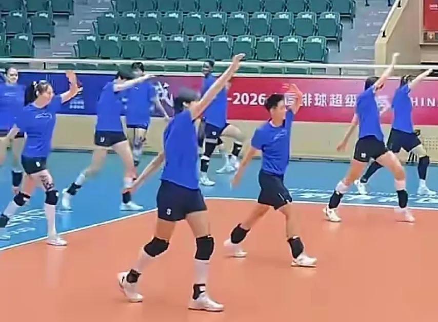 天津女排和山东女排今天适应日照体育馆训练！排超联赛季军赛决赛明天周六晚上七点继续