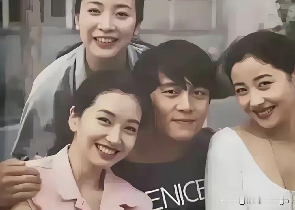 90年代的江珊、刘蓓、陈小艺，三位大美女围着知名演员常戎，每个人都笑靥如花，看着