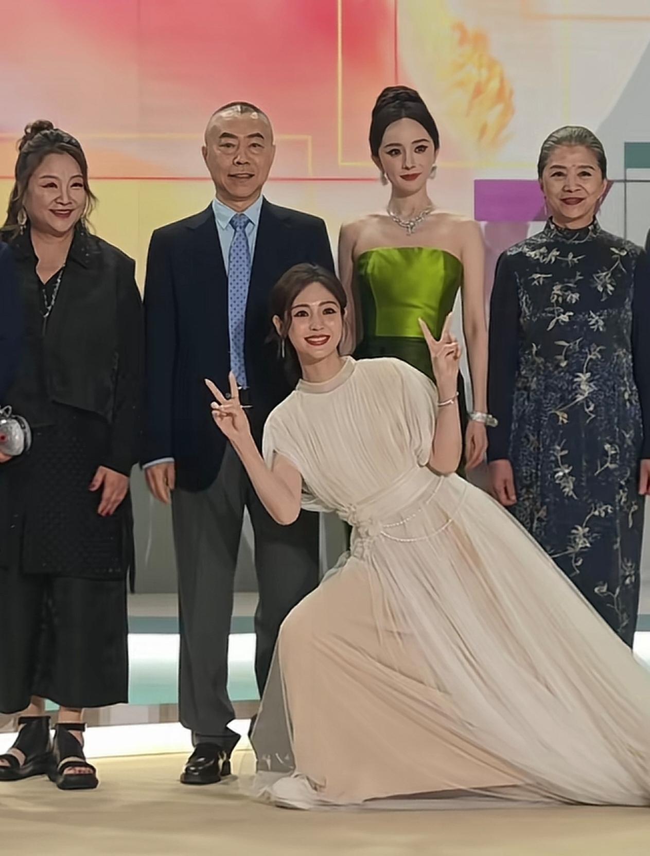 2026年6月26日白玉兰活动，《生万物》主创合影，邢菲身着白纱俏皮下蹲比耶，活