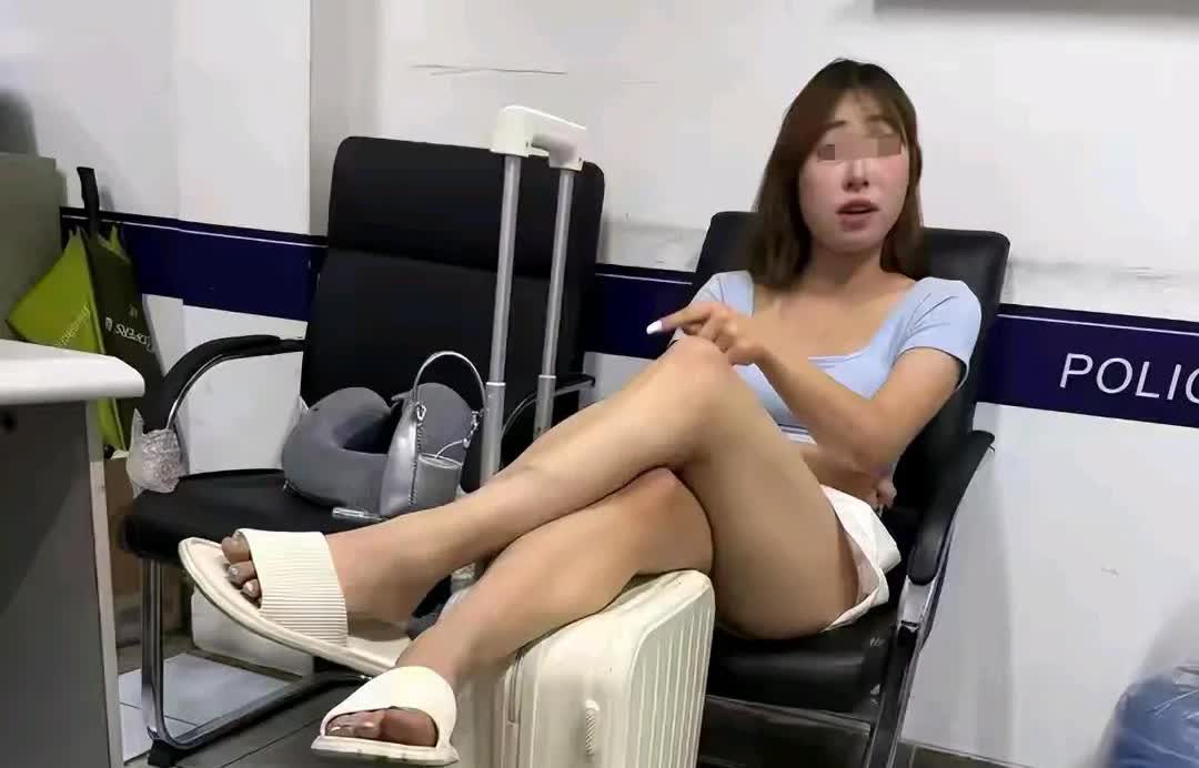 上海地铁女子踢人事件，果然她是个不简单的人，到了派出所还跷起了二郎腿，好像没怕过