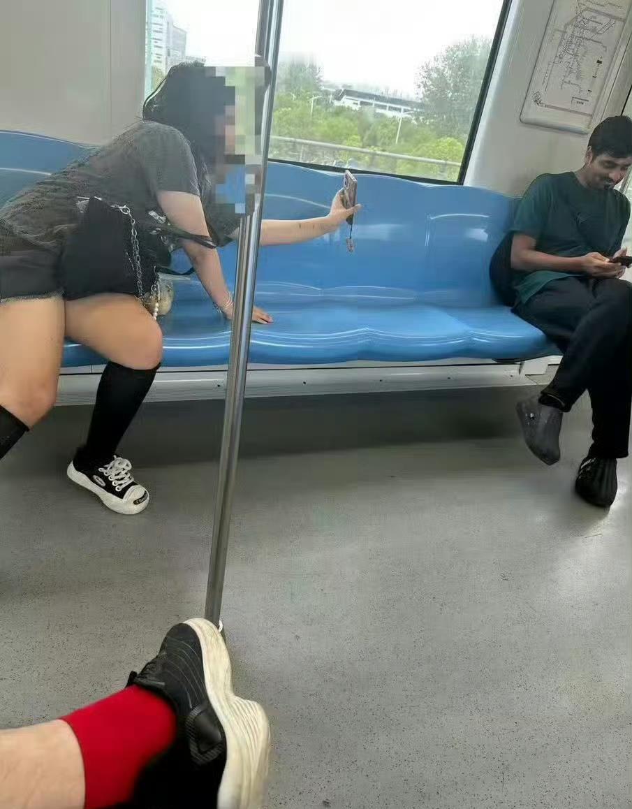 看这地铁车厢，应该是南京一号线吧？