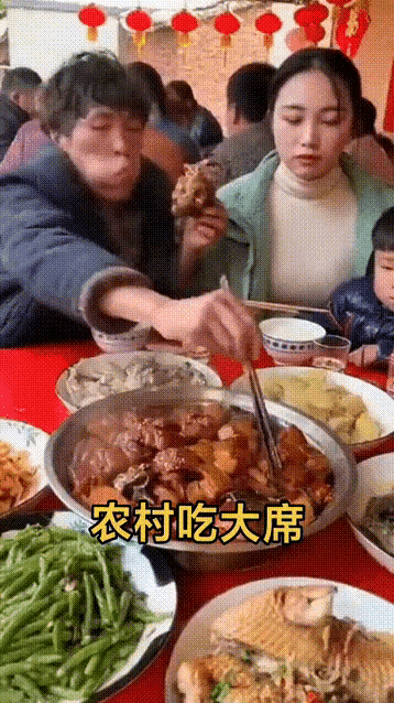真的被农村大席上这位大妈的操作给整懵了！真不是我小题大做，这吃相真的太难看了