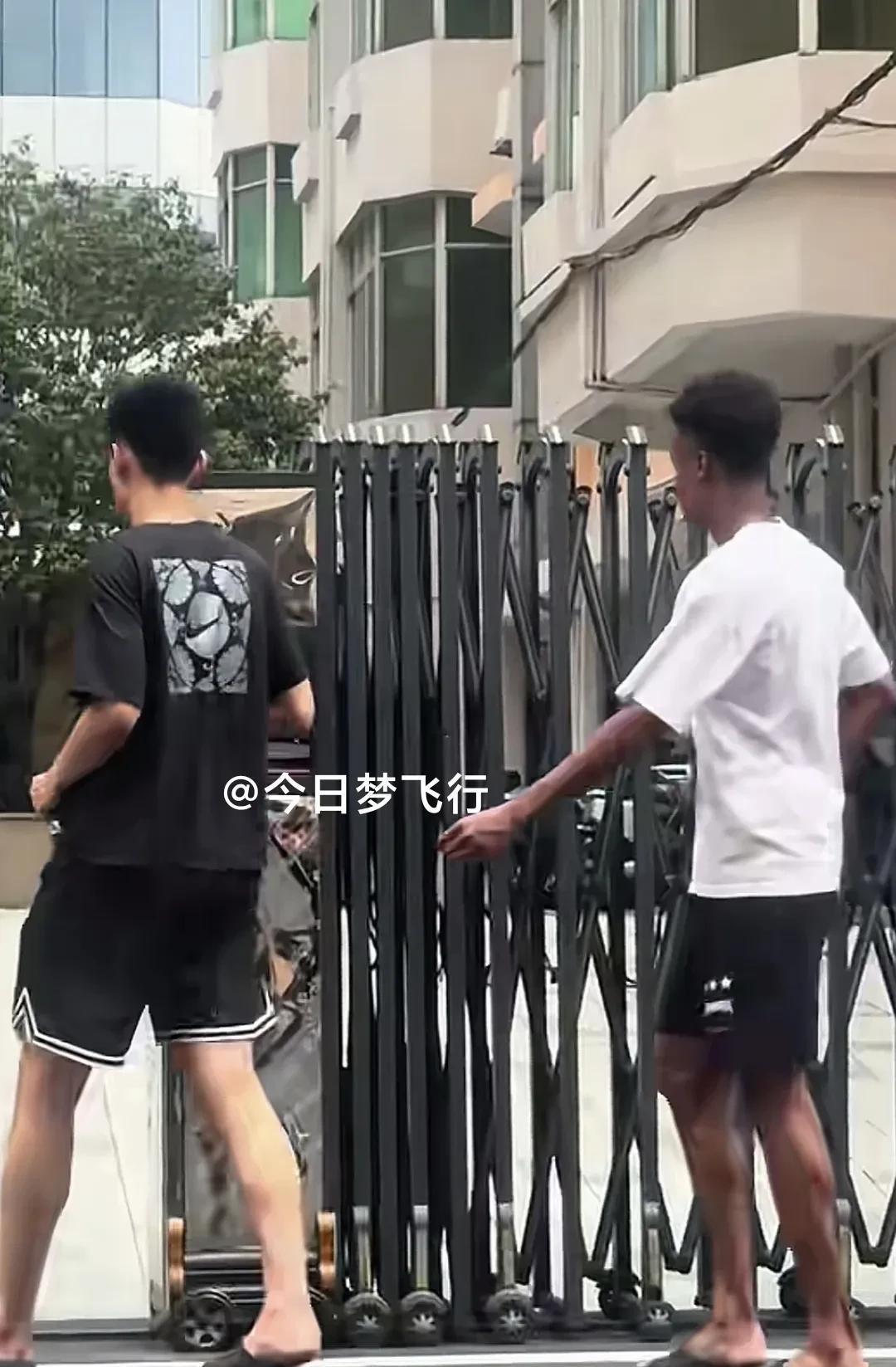 王洪泽彰华非去买小电驴？今天下午下训回到俱乐部后，王洪泽和彰华非又立马走回俱乐