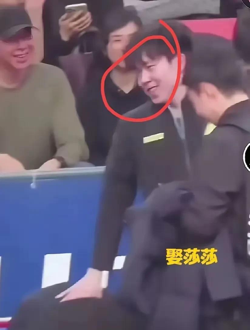 乒超联赛，王楚钦为何脸红了？还变得扭扭捏捏的样子！原来是大头在热身的时候，