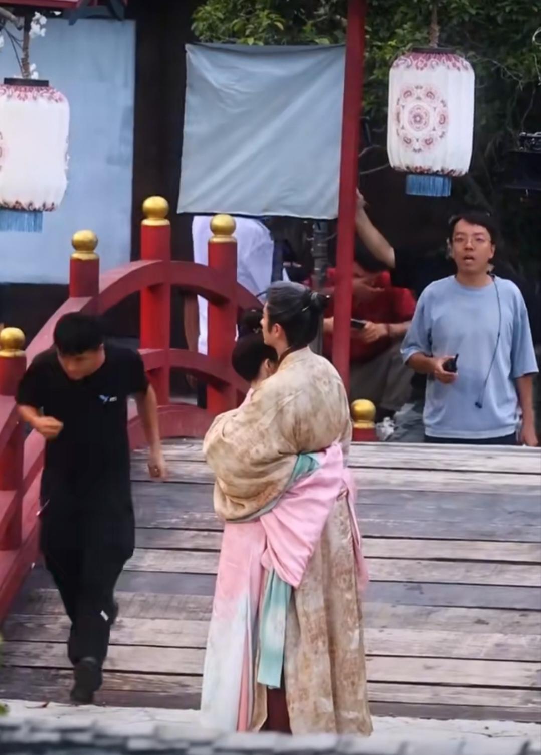 演员得有信念感，看白鹿和丞磊这段，周围真的是围着一群人，演完一下工作人员立马上马