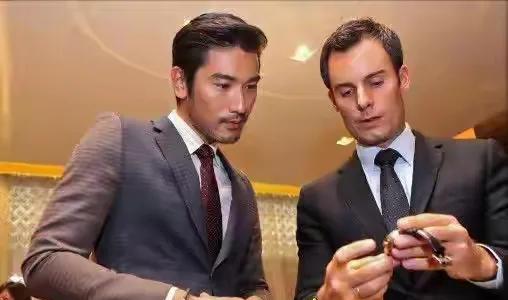 陈建州的手，搭上了一座冰冷的肩膀。那不是真人，是高以翔的1:1铜像。他站在墓