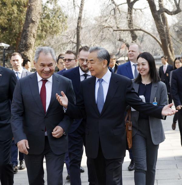 西方国家又睡不着了！谈成了，俄罗斯答应中国。当地时间6月23日，中共中央政治