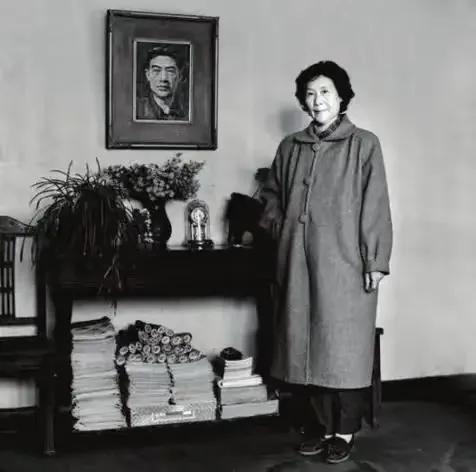 1953年，徐悲鸿猝然离世。几年后，他的妻子廖静文改嫁还生了一个儿子，可是对外她